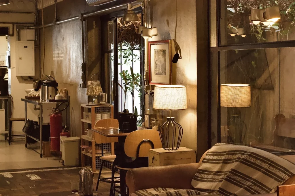 Interior do Coffee Lab, uma das melhores cafeterias SP, com ambiente acolhedor e decoração rústica.