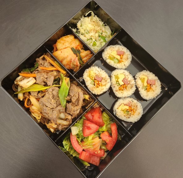 Mibom restaurante na saúde com comida coreana e espetos brasileiros